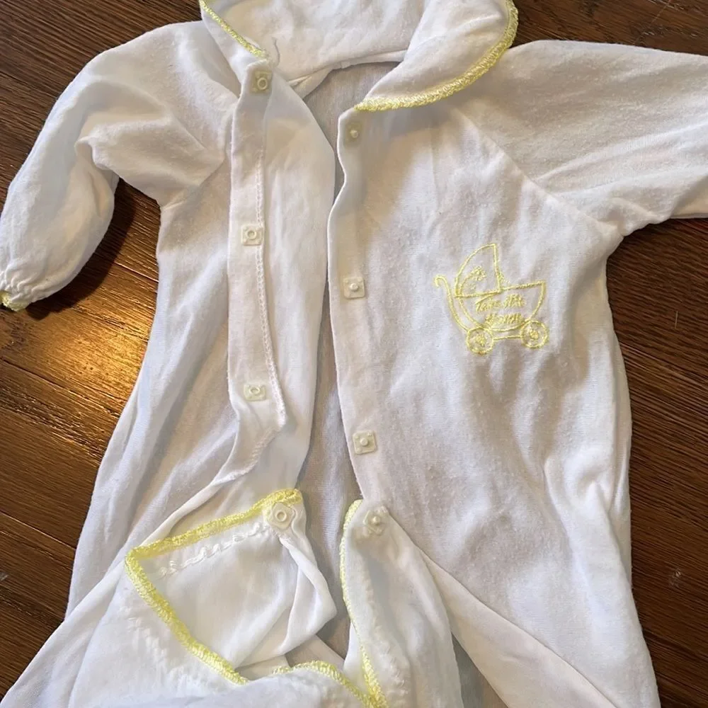 Vtg‎ 60s/70s white/yellow coming home from hospital blanket gown with embroidery